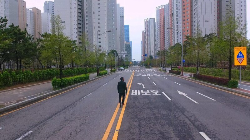 Derek Muller walking in Songdo, Korea – Bild: CuriosityStream, LLC.
