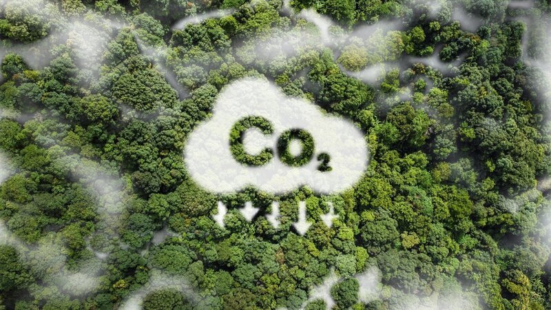 CO2 white fog, concept showing the problem of carbon dioxide and CO2 emissions for the environment, global warming, sustainable development. and green business from renewable energy – Bild: Shutterstock /​ Shutterstock /​ Copyright (c) 2022 d.ee_angelo/​Shutterstock. No use without permission.