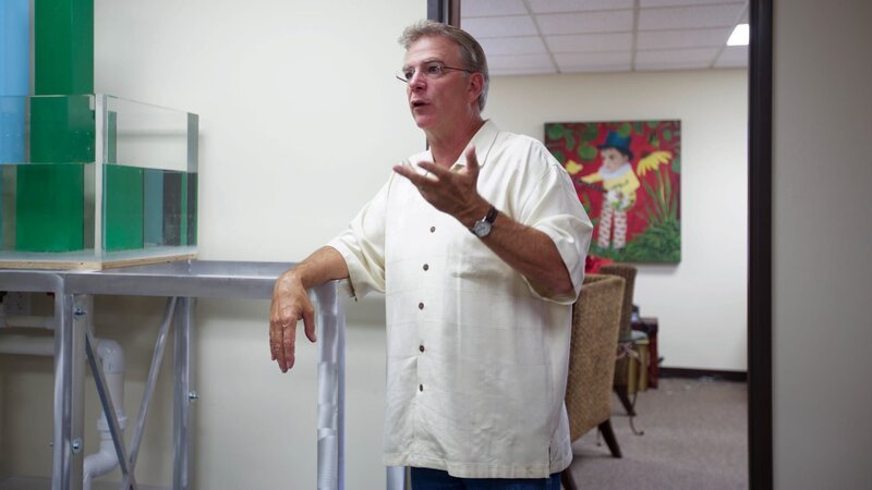Bill Engvall discussing his tank during the install. – Bild: Animal Planet /​ Discovery Communications