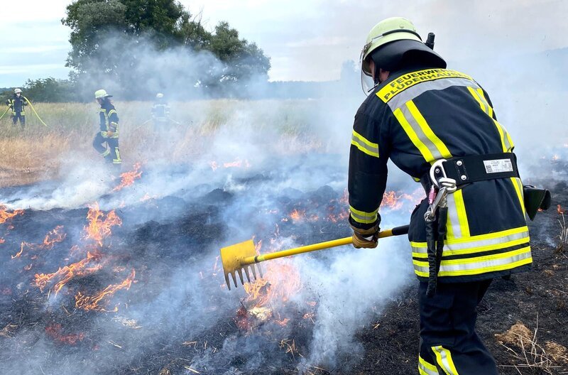 Viele Feuerwehren bemängeln, dass ihre Ausrüstung für Gebäudebrände ausgelegt ist, nicht aber für Wald- und Flächenbrände. – Bild: SWR/Stephanie Krüger / SWR Presse/Bildkommunikation Viele Feuerwehren bemängeln, dass ihre Ausrüstung für Gebäudebrände ausgelegt ist, nicht aber für Wald- und Flächenbrände. – Bild: SWR/Stephanie Krüger / SWR Presse/Bildkommunikation