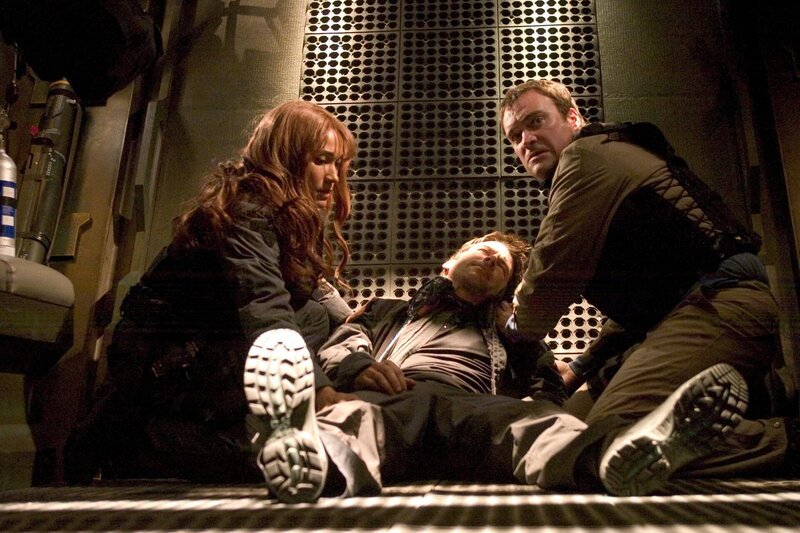 Needing medical attention, Sheppard’s puddle jumper races to Atlantis, only to become lodged in the Stargate. Now, they only have 38 minutes until the stargate automatically dis-engages, and the jumper gets cut in two … leaving them to asphyxiate in outer space. (First appearance of Radek Zelenka, David Nykl). – Bild: MGM ©SYFY Photocredit Mandatory, Editorial Use Only, NO archive, NO Resale