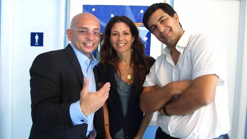 Anthony meets Penguin Hotel owners Markus Friedli and Giada Rocca for the first time, as seen on Travel Channel’s Hotel Impossible. – Bild: 2012, The Travel Channel, L.L.C. All Rights Reserved.