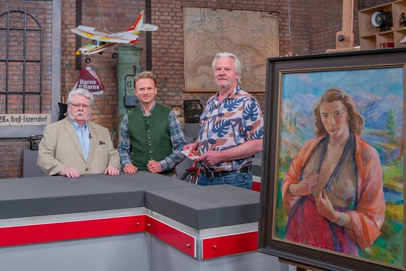 v.li.: Erich Tromayer, Willi Gabalier und Verkäufer Axel Bergheim mit dem Objekt „Dreiviertelakt von Thaddeus Kolig“ – Bild: ServusTV /​ ON Media