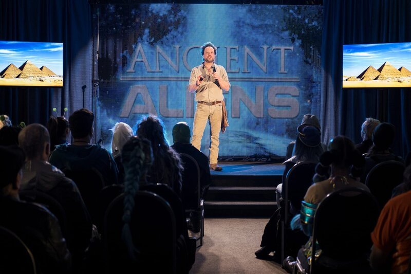 Giorgio A. Tsoukalos (Giorgio A. Tsoukalos) – Bild: James Dittinger /​ SYFY /​ Universal /​ Die Verwendung ist nur bei redaktioneller Berichterstattung im Rahmen einer Programmankündigung ab 2 Monate vor der ersten Auss /​ © 2020 Universal Content Productions LLC. All rights reserved.