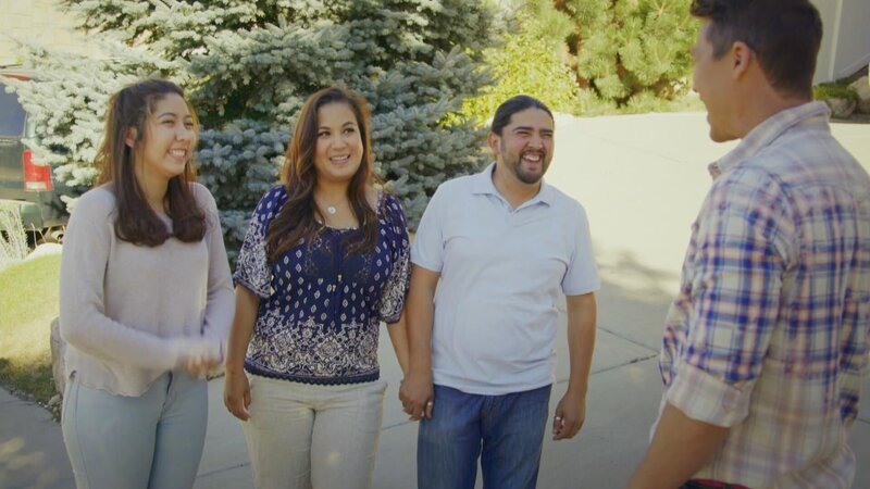 Nelly und Pablo aus Salt Lake City in Utah haben kürzlich geheiratet und wohnen sehr beengt zusammen mit Nellys Mutter, Nichte und Neffen. Doch nun haben sie bei einem Ausflug nach Wyoming den Jackpot von einer Million Dollar geknackt und können ihr Glück kaum fassen. – Bild: HGTV
