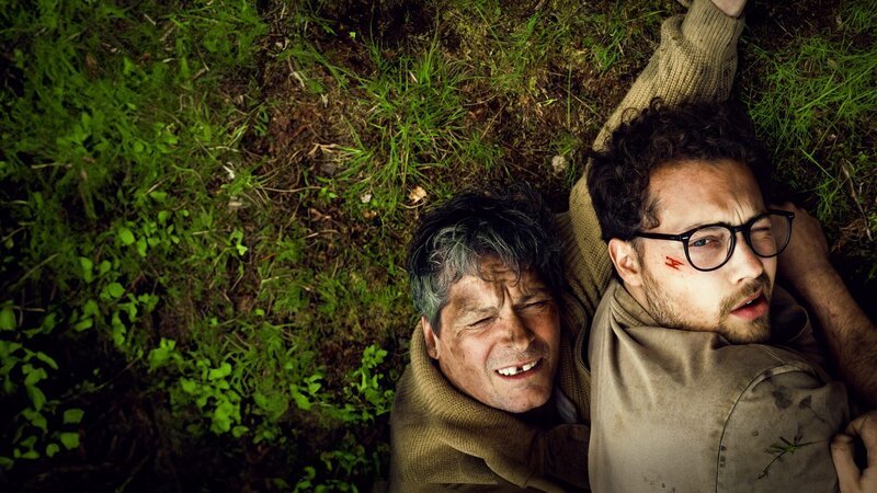 Mathi (Fritz Karl, l.) und Luca (Anselm Bresgott, r.) haben die Nacht im Wald knapp überlebt. – Bild: ZDF und Martin Valentin Menke. Mathi (Fritz Karl, l.) und Luca (Anselm Bresgott, r.) haben die Nacht im Wald knapp überlebt. – Bild: ZDF und Martin Valentin Menke.