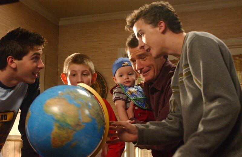 Reese (Justin Berfield, l.), Dewey (Eric Per Sullivan, 2.v.l.), Baby Jaime (Darsteller unbekannt, M.), Hal (Bryan Cranston, 2.v.r.) und Malcolm (Frankie Muniz, r.) sind von Oma Idas Hochzeit gar nicht so abgeneigt, da sie nach der Zeremonie nach Hongkong ziehen will – also schön weit weg … – Bild: ViacomCBS
