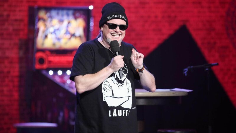 Im neuen Bühnenprogramm von Markus Krebs erzählt er aus seinem persönlichen Nähkästchen und stellt unter Beweis, dass Humor Panne sein muss. – Bild: TVNOW /​ Frank W. Hempel