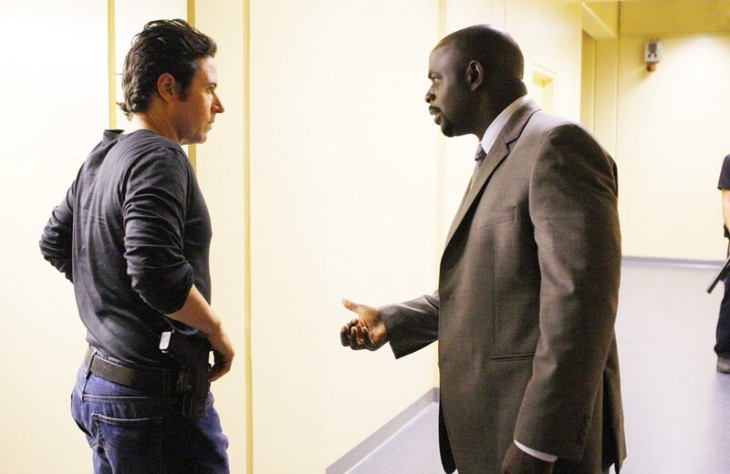 Don (Rob Morrow, l.) und David (Alimi Ballard, r.) überlegen sich eine Strategie wie sie Colby aus den Fängen des Geiselnehmers befreien können. – Bild: Paramount Network Television Lizenzbild frei