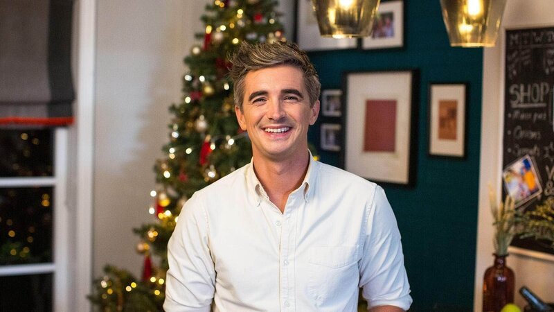 In diesem festlichen Special bringt Donal Skehan seine Super Food in Minutes-Tipps und Tricks in die Weihnachtszeit. Jedes Rezept ist auf diese hektische und kostbare Zeit abgestimmt. – Bild: TVNOW/​ © Appetite Media