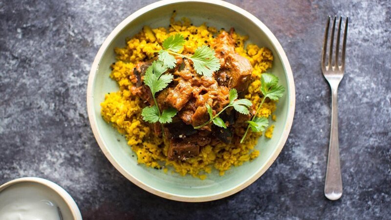 Donal Skehan verrät fünf weitere köstliche, alltägliche Mahlzeiten, deren Kern gesunde Zutaten sind. Für einen Veggie-Curry-Fix ist das Auberginen-Curry mit Kurkuma-Blumenkohl-Reis ein Muss. – Bild: TVNOW/​ © Appetite Media