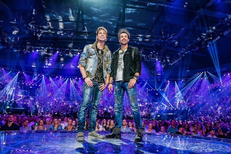 Die Ehrlich Brothers live auf der Bühne. – Bild: RTL /​ Ralph Larmann /​ Folge 06_001