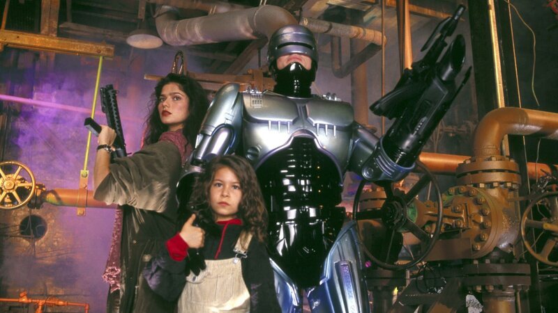 Dr. Marie Lazarus (Jill Hennessy, li.), Nikko (Remy Ryan) mit dem Robocop (Robert John Burke) – Bild: RTL Zwei Dr. Marie Lazarus (Jill Hennessy, li.), Nikko (Remy Ryan) mit dem Robocop (Robert John Burke) – Bild: RTL Zwei