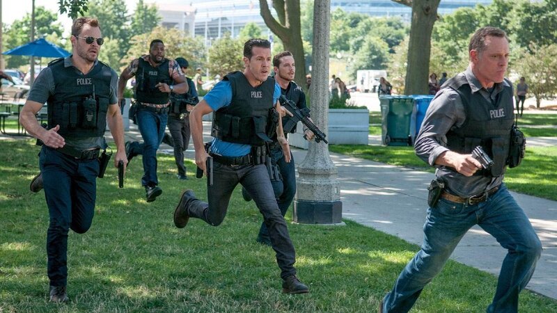 V.l.: Adam Ruzek (Patrick John Flueger), Kevin Atwater (Laroyce Hawkins), Antonio Dawson (Jon Seda), Jay Halstead (Jesse Lee Soffer), Hank Voight (Jason Beghe) – Bild: RTL /​ NBC Universal