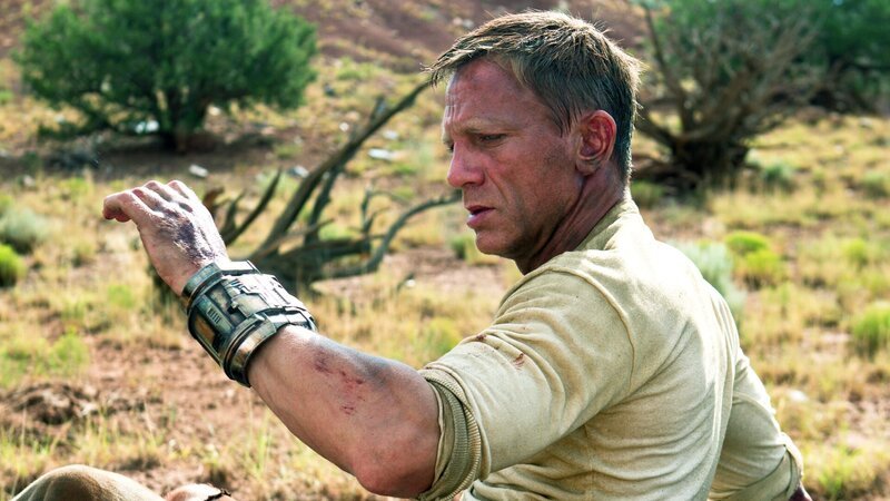 Jake Lonergan (Daniel Craig) erwacht ohne Erinnerung in der Wüste von Arizona, an seinem Arm befindet sich eine mysteriöse Apparatur. – Bild: 2011 Universal Studios and Dreamworks II Distribution Co., LLC. All rights reserved. Jake Lonergan (Daniel Craig) erwacht ohne Erinnerung in der Wüste von Arizona, an seinem Arm befindet sich eine mysteriöse Apparatur. – Bild: 2011 Universal Studios and Dreamworks II Distribution Co., LLC. All rights reserved.