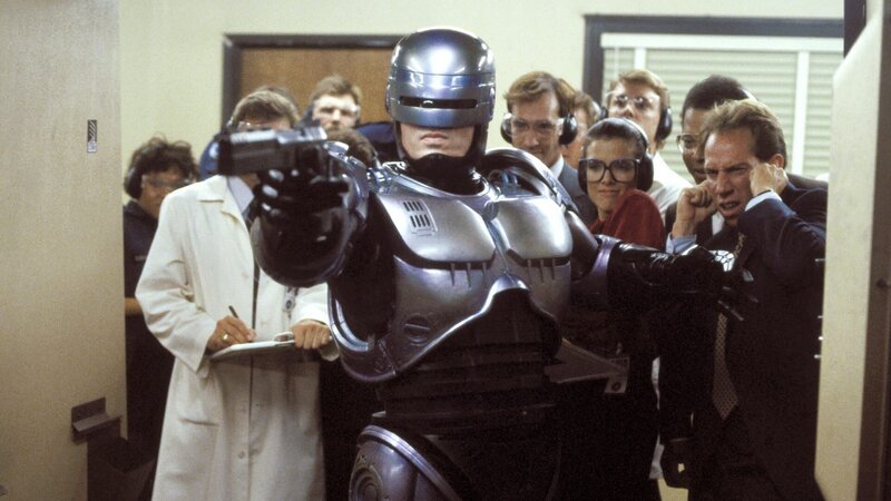 Ein Cop (Peter Weller), halb Mensch, halb Maschine, jagt Verbrecher. – Bild: RTL Zwei