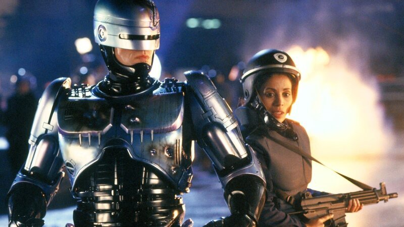 Detroit, Anfang des 21. Jahrhunderts: Nach der Atomkatastrophe und der endgültigen Zerstörung der Ozonschicht herrscht Chaos und das Verbrechen regiert die Stadt, die Polizei scheint machtlos. Da tritt Robocop (Peter Weller, li.), halb Mensch, halb Maschine gegen den gefährlichsten Drogenboß und sein eigenes Nachfolgemodell an … – Bild: RTL Zwei