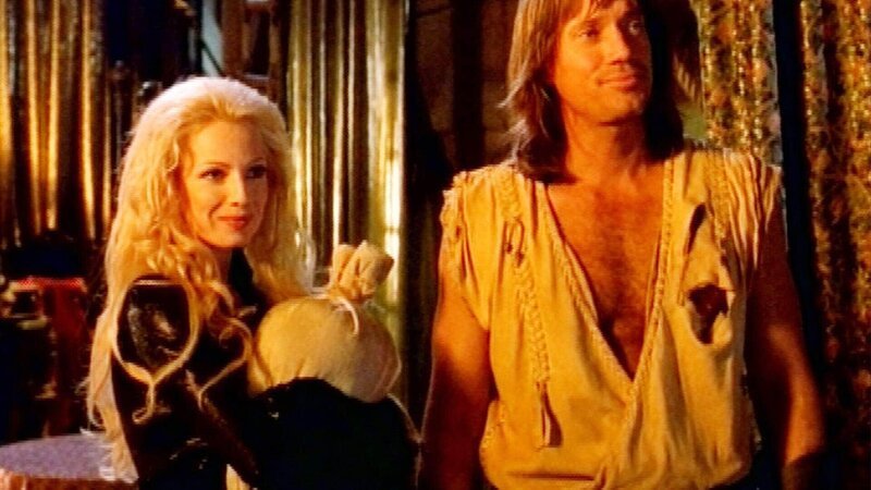 Damit der fälschlich verdächtigte Autolycus nicht vom wütenden Mop gelyncht wird, versucht Hercules (Kevin Sorbo) das gestohlene Geld wiederzubeschaffen. Er wird bei Autolycus’ Ex-Frau Luscious Deluxe (Traci Elizabeth Lords, li.) fündig. – Bild: TVNOW