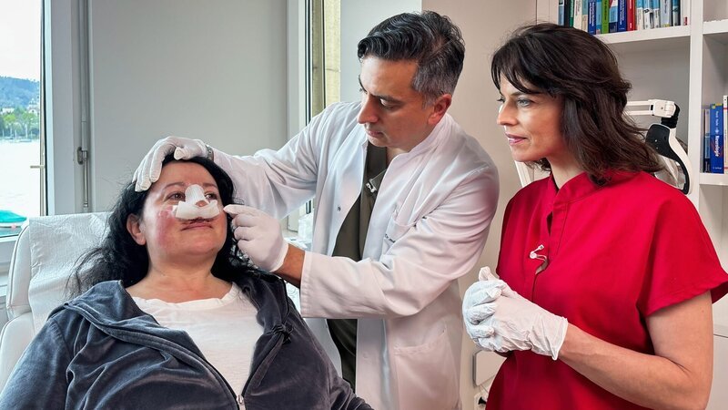 Mona mittendrin Botox, Brust-OP und Nasenkorrektur – Wie weit gehen wir für Schönheit? Farid Rezaeian (M.) und Mona Vetsch (r.) mit Patientin Silvana (l.) 2024 – Bild: SRF