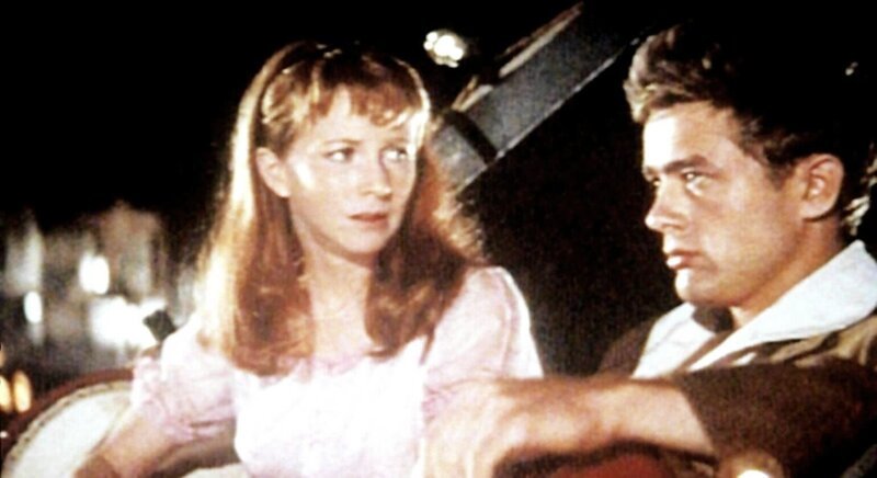 „Jenseits von Eden“. Im Bild: Abra (Julie Harris), die Freundin von Cals Bruder Aron, findet auch Cal (James Dean) sehr nett. – Bild: BILDNAME:40034h.jpg, CopyR: ProSieben Media AG, „Jenseits von Eden“. Im Bild: Abra (Julie Harris), die Freundin von Cals Bruder Aron, findet auch Cal (James Dean) sehr nett. – Bild: BILDNAME:40034h.jpg, CopyR: ProSieben Media AG,