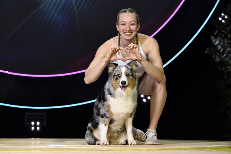 Melanie Schmitt mit ihrem Australian Shepherd ‚Lia‘. – Bild: RTL /​ Markus Hertrich