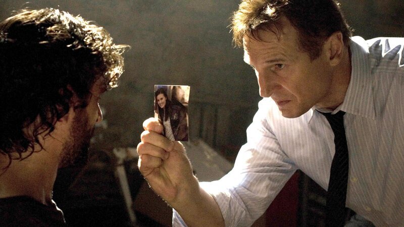 Bryan Mills (Liam Neeson, re.) erfährt, das ihm nur 96 Stunden bleiben, um seine Tochter zu befreien.. – Bild: 2008 EUROPACORP – M6 FILMS – GRIVE PRODUCTIONS.  All rights reserved. Not for sale or duplication. Bryan Mills (Liam Neeson, re.) erfährt, das ihm nur 96 Stunden bleiben, um seine Tochter zu befreien.. – Bild: 2008 EUROPACORP – M6 FILMS – GRIVE PRODUCTIONS.  All rights reserved. Not for sale or duplication.