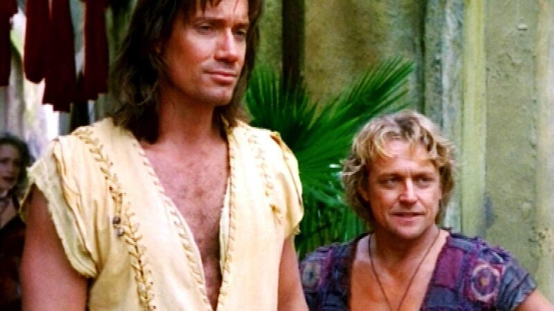 Hercules (Kevin Sorbo, li.) und Iolaus (Michael Hurst) besuchen ihre Freundin Lilith, die große Probleme mit ihrer rebelierenden Tochter Seska hat. Die beiden sind über das aggresive Verhalten Seskas sehr Überrascht. – Bild: MG RTL D
