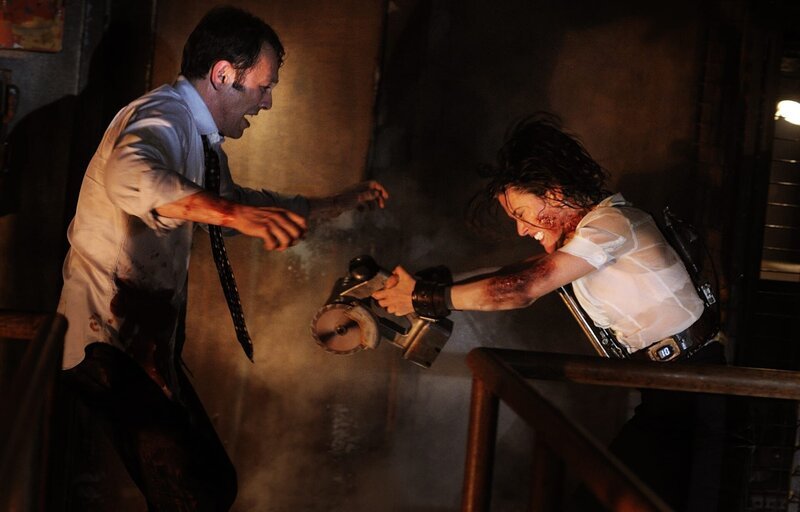 Kaum wird Debbie (Caroline Cave) klar, dass sie nur überleben kann, wenn sie William (Peter Outerbridge) ins Jenseits befördert, da packt sie auch schon die Kreissäge … – Bild: Kinowelt GmbH /​ Steve Wilkie