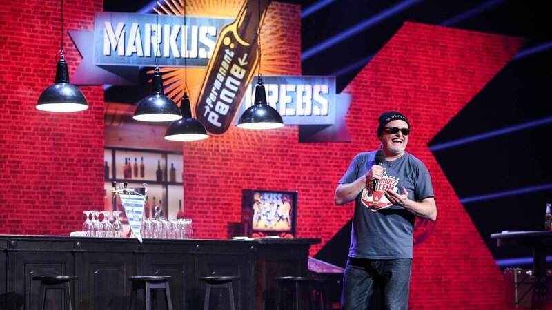 Im neuen Bühnenprogramm von Markus Krebs erzählt er aus seinem persönlichen Nähkästchen und stellt unter Beweis, dass Humor Panne sein muss. – Bild: TVNOW / Frank W. Hempel Im neuen Bühnenprogramm von Markus Krebs erzählt er aus seinem persönlichen Nähkästchen und stellt unter Beweis, dass Humor Panne sein muss. – Bild: TVNOW / Frank W. Hempel