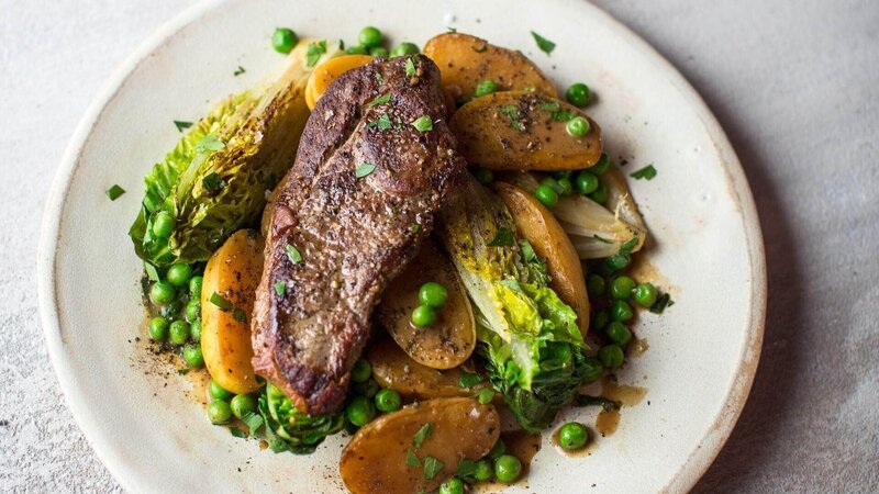 Donal Skehan bereitet ein leckeres Frühlingslamm mit Babygemüse, neuen Kartoffeln und Erbsen zu. – Bild: TVNOW/​ © Appetite Media