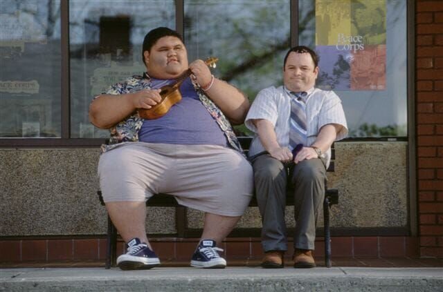 Mauricio (Jason Alexander, re.) ist wenig begeistert von seiner neuen Bekanntschaft Li’iBoy (Joshua ‚Li‘iBoy’), der fröhlich auf seiner Ukulele schrummelt. – Bild: sixx Mauricio (Jason Alexander, re.) ist wenig begeistert von seiner neuen Bekanntschaft Li’iBoy (Joshua ‚Li‘iBoy’), der fröhlich auf seiner Ukulele schrummelt. – Bild: sixx