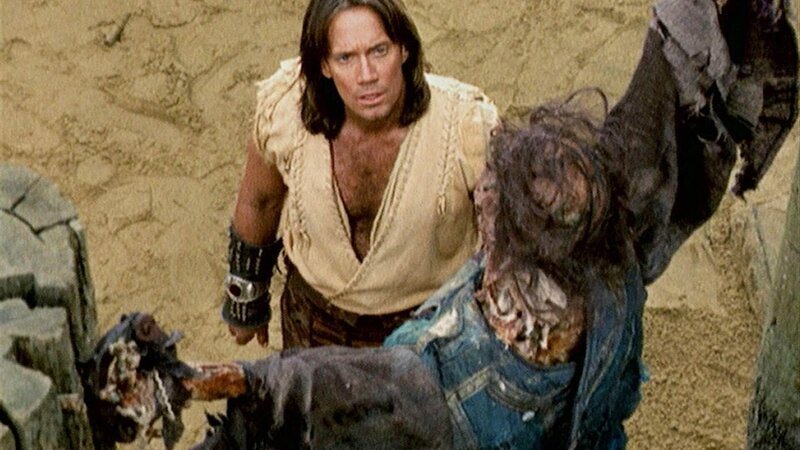 Hercules (Kevin Sorbo) trifft in Theben auf veränderte Bedingungen. Kreon hat seinen Schwager Ödipus vom Thron verdrängt und dessen Sohn Polyneikes als vermeintlichen Verräter hinrichten und zur Schau stellen lassen. – Bild: TVNOW
