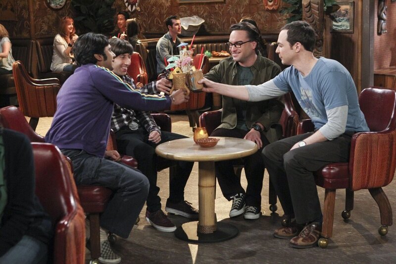 Stoßen auf den Nachwuchs an: Howard (Simon Helberg, 2.v.l.), Leonard (Johnny Galecki, 2.v.r.), Raj (Kunal Nayyar, l.) und Sheldon (Jim Parson, r.) … – Bild: 2016 Warner Brothers Lizenzbild frei