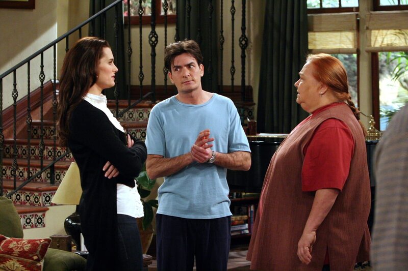 Berta (Conchata Ferrell, r.) hat Charlies (Charlie Sheen, M.) Plan, was Alan und Danielle (Brooke Shields, l.) betrifft, durchschaut … – Bild: Warner Brothers Entertainment Inc.