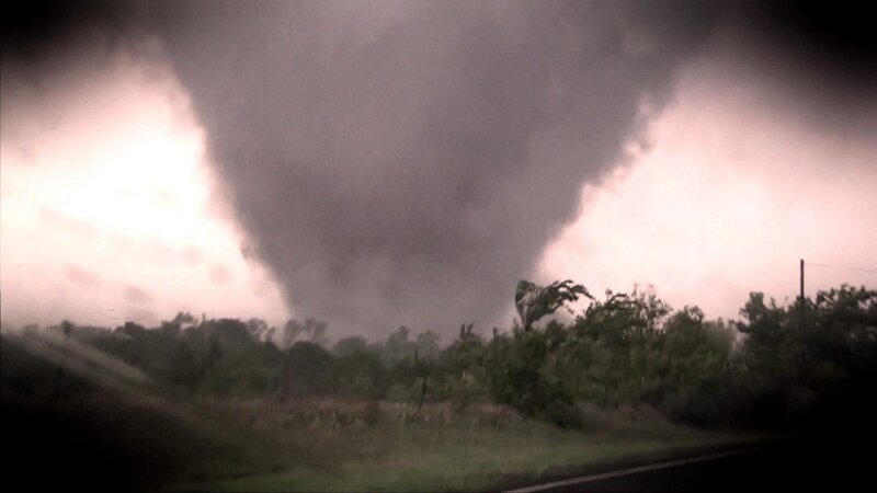 A massive tornado flattens a nearby forest in Canton, Oklahoma – Bild: Discovery Communications