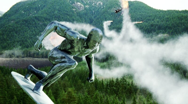 Weil der „Silver Surfer“ (Doug Jones) den Menschen große Angst bereitet, versuchen sie alles, um das mysteriöse Wesen zu töten. Doch schon bald wird deutlich, dass dieser im Dienste einer höheren Macht agiert … – Bild: TV24 Weil der „Silver Surfer“ (Doug Jones) den Menschen große Angst bereitet, versuchen sie alles, um das mysteriöse Wesen zu töten. Doch schon bald wird deutlich, dass dieser im Dienste einer höheren Macht agiert … – Bild: TV24