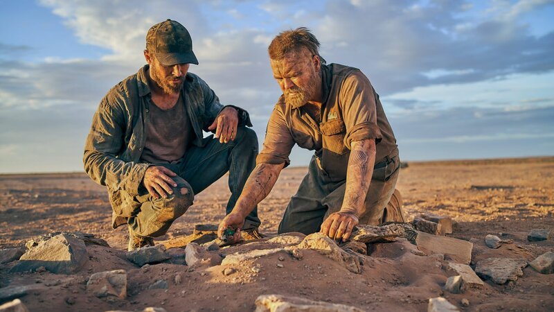 Zwei Wanderarbeiter (Zac Efron, li.; Anthony Hayes) entdecken in der australischen Wüste einen gigantischen Goldklumpen. Um ihn auszugraben, will einer der beiden Ausrüstung besorgen, während der andere zurückbleibt und den Schatz bewacht. – Bild: RTLZWEI