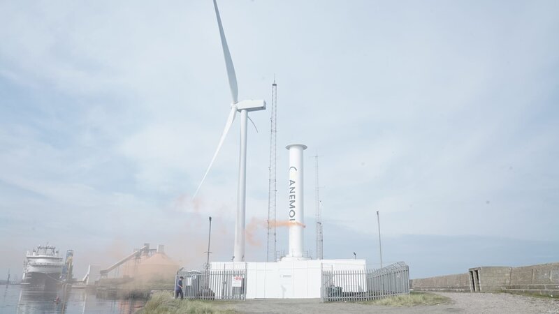 TURBINE-WITH-RED-SMOKE – Bild: Curiosity Channel