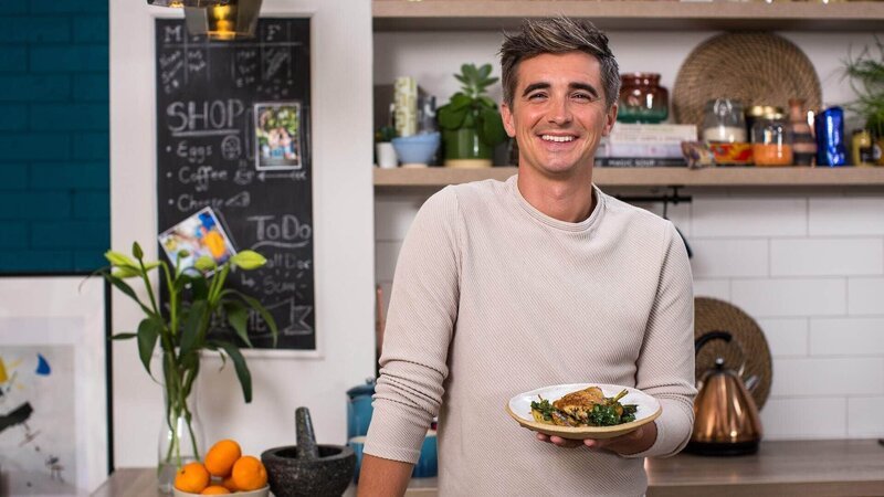 Donal versucht in seiner Fünf-Minuten-Challenge ein Gericht aus Hoisin-Hühnchen mit Bok Choy und Sellerie in der vorgegebenen Zeit zuzubereiten. – Bild: TVNOW/​ © Appetite Media