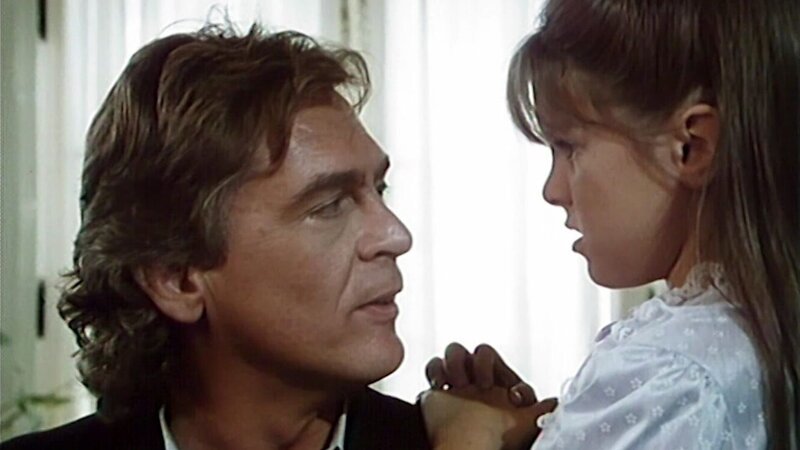 Das Glueck faellt nicht vom Himmel, Karen (Emily Moultrie) ist enttauscht von ihrem Vater Lance Gaylord (Daniel Davis) – Bild: Bibel TV