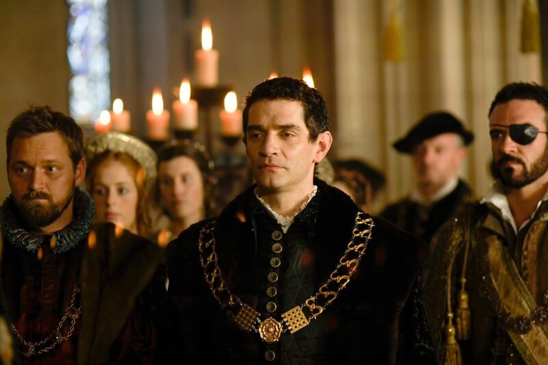 Die bösen Gerüchte um den einflussreichen Lordsiegelbewahrer Thomas Cromwell (James Frain, M.) werden immer lauter. Es heißt, dass sich der zweitmächtigste Mann des Landes in Ausübung seines Amts bereichert … – Bild: AXN White