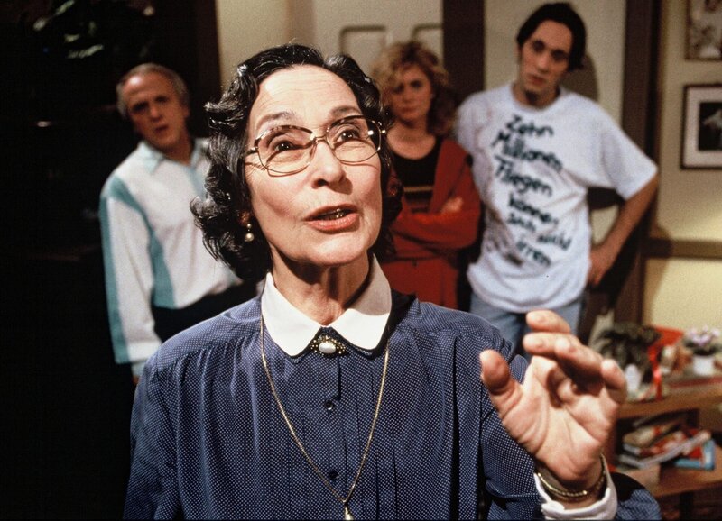 Fascht e Familie Fliegende Untertassen Folge 8 Tante Martha im UFO-Fieber: Trudi Roth als Tante Martha – Bild: SF