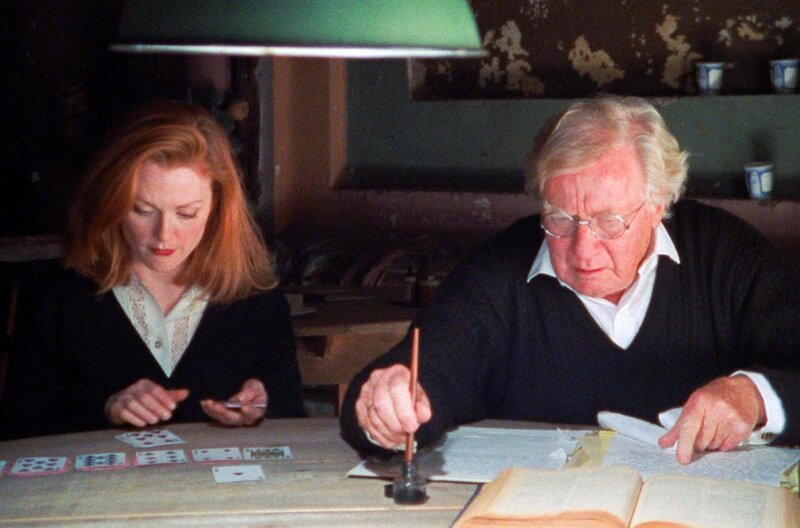 Vanya - 42. Straße – Bild: Malavida /​ Heute ist sich die junge Yelena (Julianne Moore) sicher: Was sie für ihren Mann, Professor Serebryakov (George Gaynes), empfindet, ist Verehrung – aber keine Liebe.