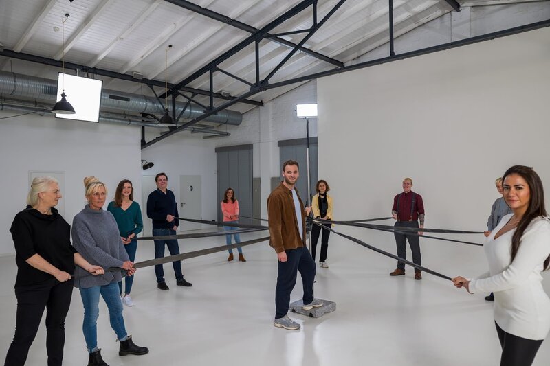 Psychologe Leon Windscheid (Mitte) mit Versuchspersonen beim Studioexperiment zu „MUT“. – Bild: ZDF und Marius Fuchtmann./​Marius Fuchtmann