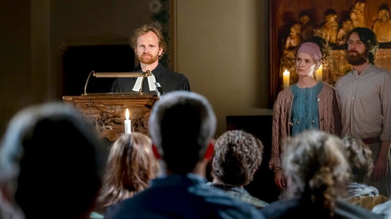 Pfarrer Jessen (Christian Näthe) leitet einen Umweltgottesdienst. Solveig (Marlene Tanczik) und Karsten (Maximilian Klas) unterstützen. – Bild: BR/​MDR/​UFA Fiction GmbH/​Steffen Junghans/​Steffen Junghans