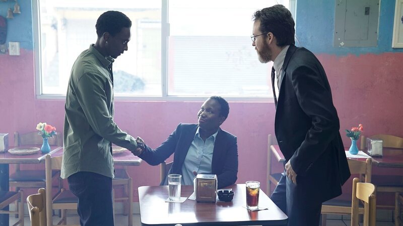 Ronald Dacey (Edi Gathegi, l.), Agent Drummond (Brian McCarthy, r.) – Bild: Jace Downs/​Crackle/​Courtesy of S /​ 2018 Sony Pictures Television