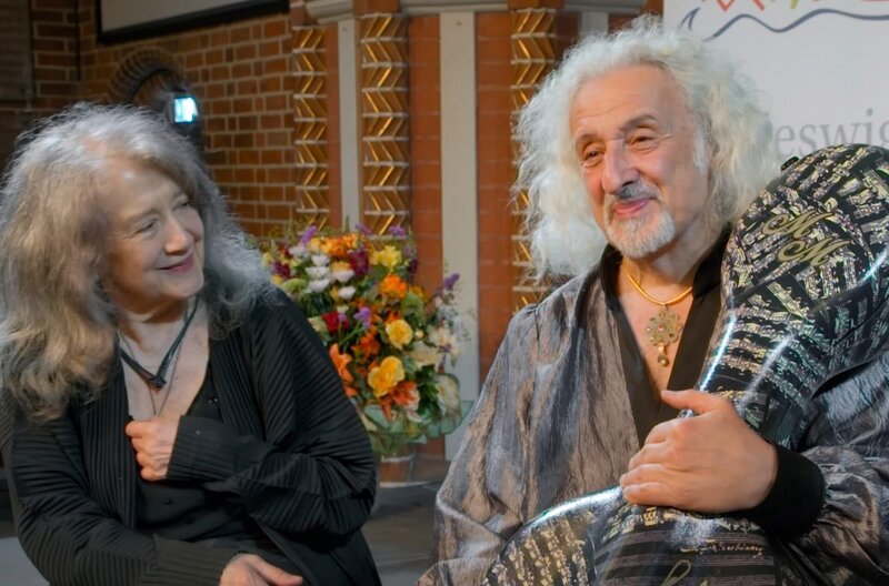 Mischa Maisky spielt Tschaikowsky – Bild: sounding images /​ Mischa Maisky und seine langjährige Freundin Pianistin Martha Argerich 2023 bei einem Interview in Kiel