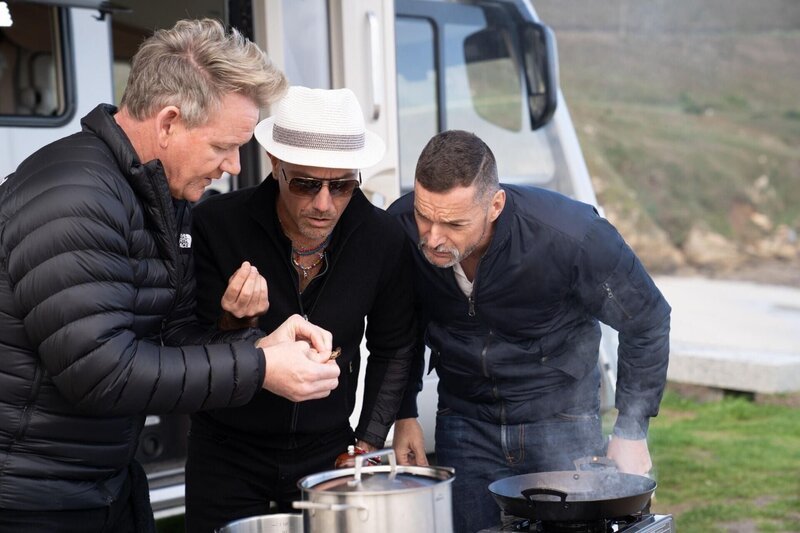 Fred Sirieix (r.), Gino D’Acampo und Gordon Ramsay (l.). Die Verwendung des sendungsbezogenen Materials ist nur mit dem Hinweis und Verlinkung auf RTL+ gestattet. – Bild: RTL /​ Studio Ramsay and All3Media Int