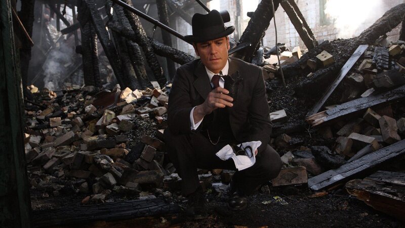 Detective Murdoch (Yannick Bisson) inspiziert die Ruinen und findet Hinweise. – Bild: AXN White