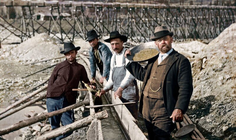 (Originalunterschrift) Berühmter Goldlauf: Big (Long) Tom-Operation, Alaska. Ein Long Tom ist ein Trog, der zur Trennung von Gold und Erde verwendet wird. Undatiert. Arbeiter schwenken bei einem Long Tom-Einsatz – Bild: Not Released (NR)/​Bettmann/​Bettmann